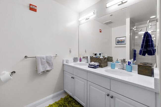 Building Photo - 2 Bed 2 Bath - Mount Vernon Condo - Garage Parking Space Included