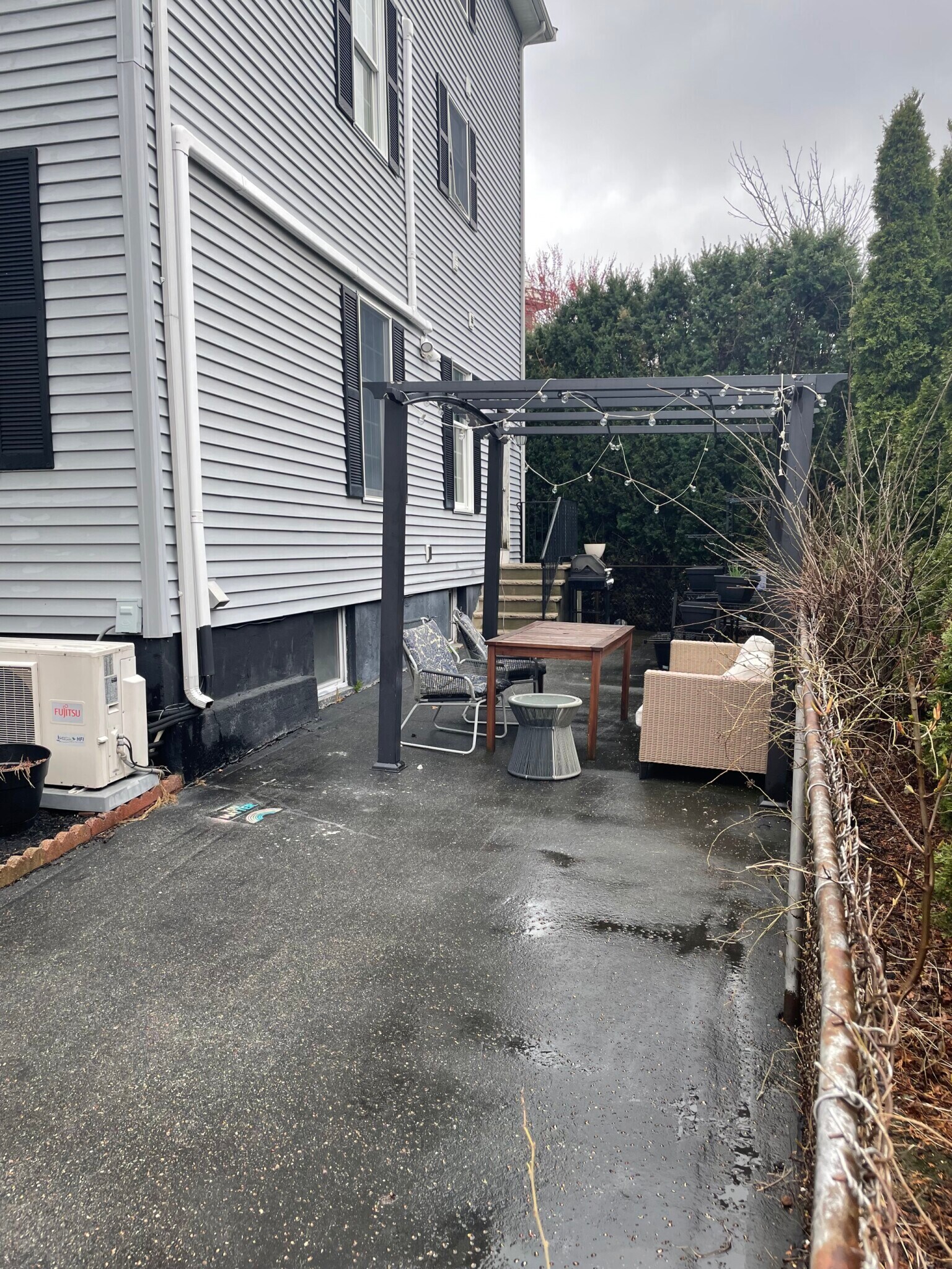 Building Photo - 14 Oak St