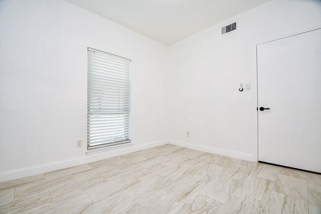 Building Photo - 2203 Briarview Dr