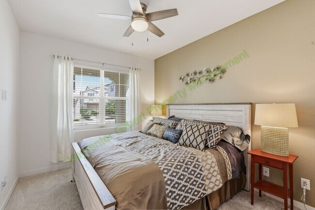 Building Photo - Fully-Furnished End Unit Gilbert Home in Warner Meadow Community