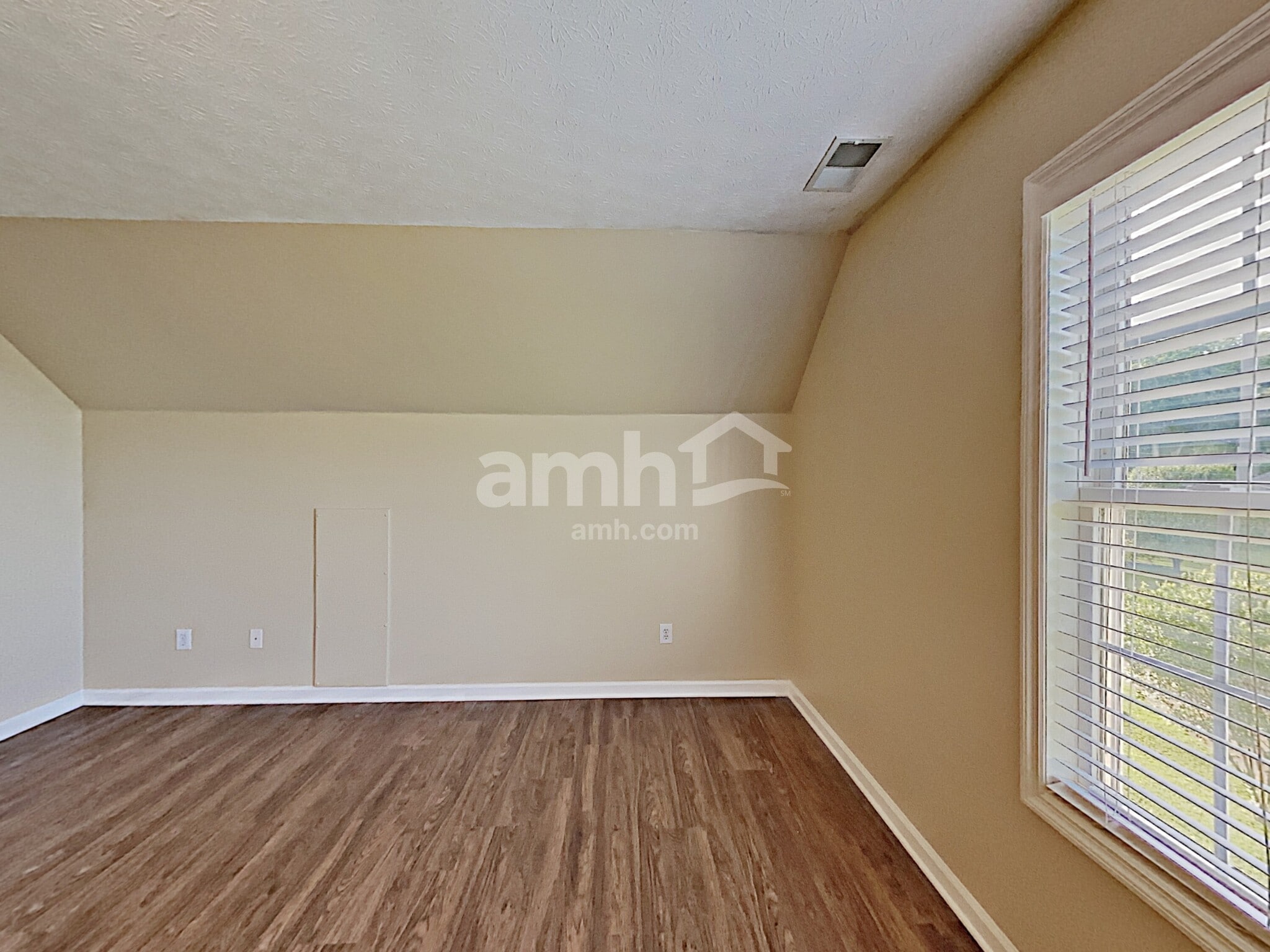 Building Photo - 403 Woodlands Dr