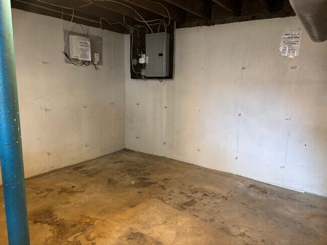 Building Photo - 744 W Shore Rd