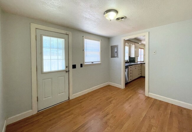 Building Photo - Spacious 3-Bedroom, 2-Bathroom Home