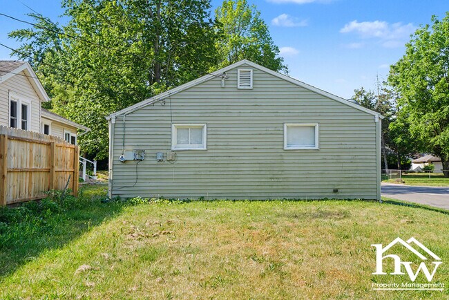 Building Photo - Cute Two Bedroom