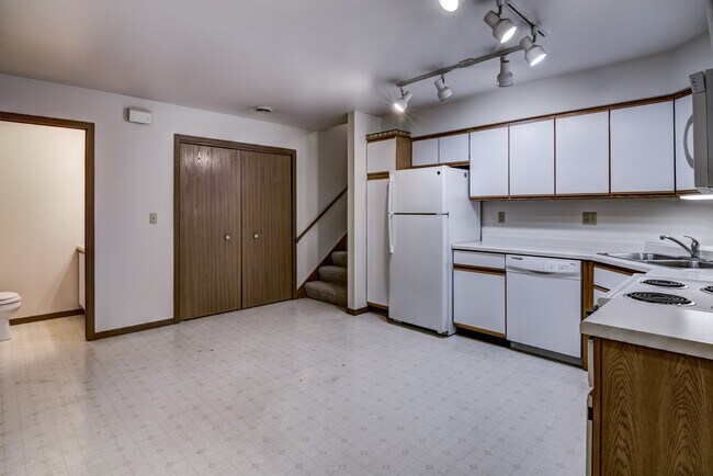 Building Photo - 1050 W Hamilton Ave
