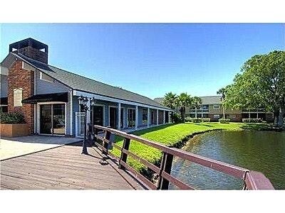 Building Photo - 200 Country Club Dr