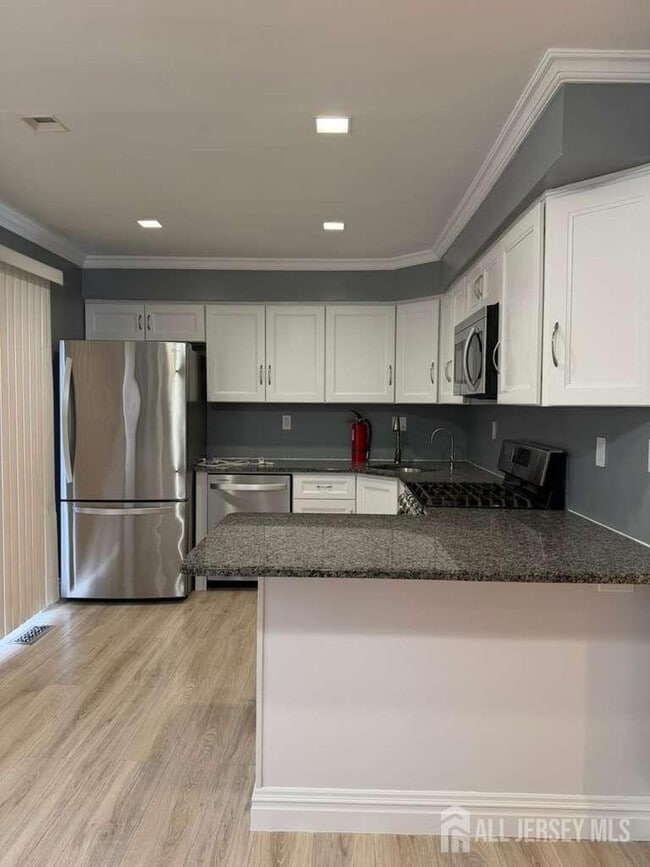 Building Photo - 2 Mochen Ct