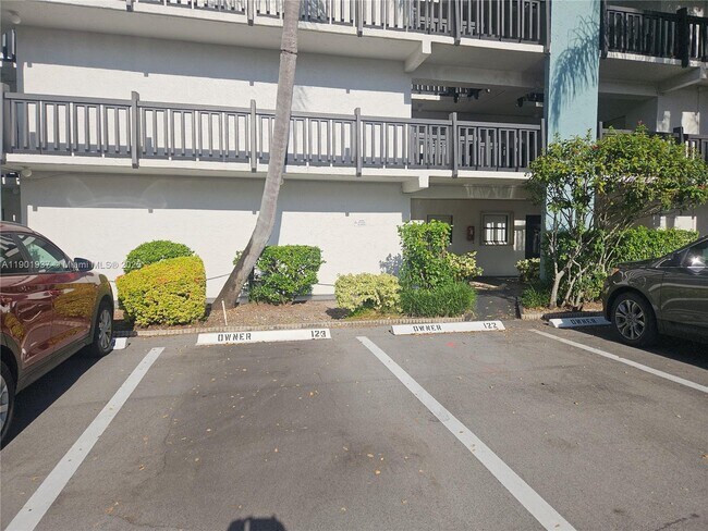 Building Photo - 1021 Mockingbird Ln