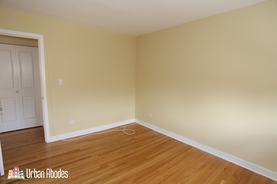 Building Photo - 637 W Wrightwood Ave