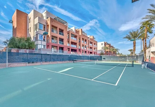 Upscale 3 Bedroom Penthouse Condo Tennis Court - 83 E Agate Ave