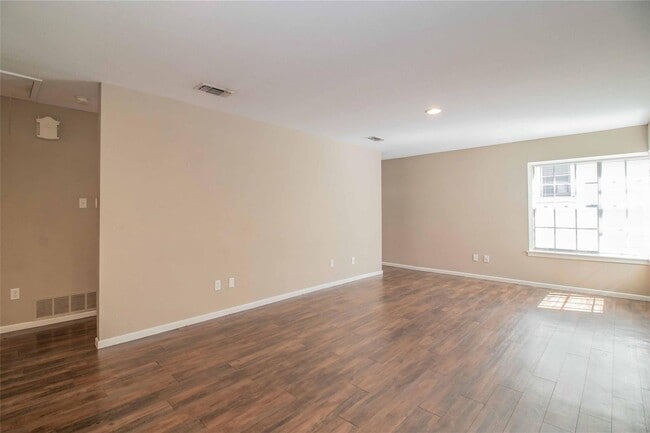 Building Photo - Amazing 2 Bed, 1.5 Bath- Half of Duplex Av...
