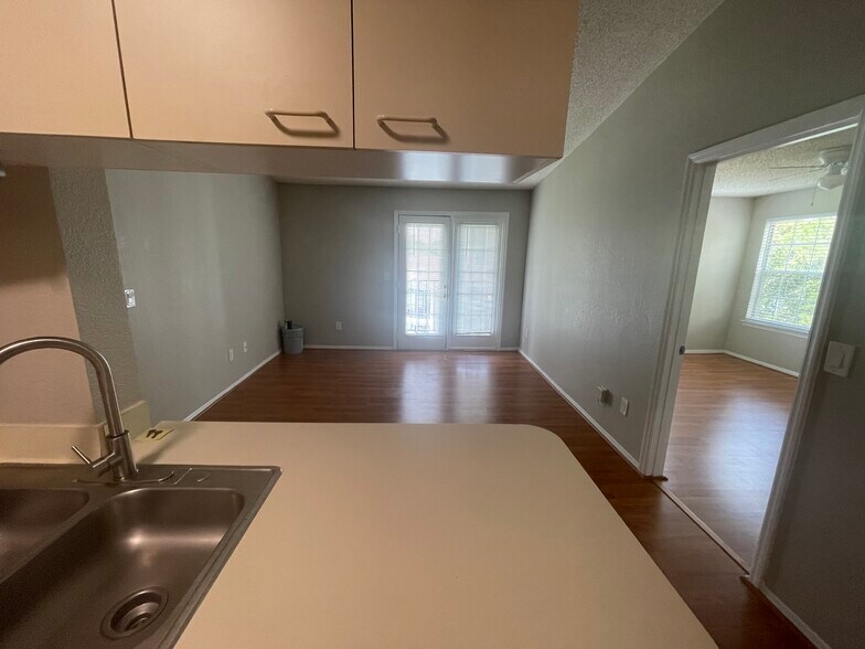 Building Photo - 2550 N Alafaya Trl
