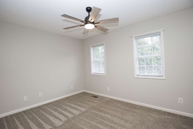 Building Photo - Charming 3 Bedroom, 2,5 Bath home with hug...