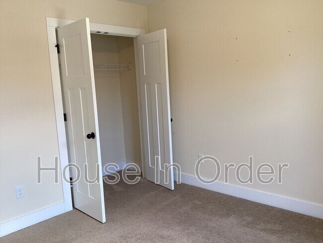 Building Photo - 102 Monmouth Way