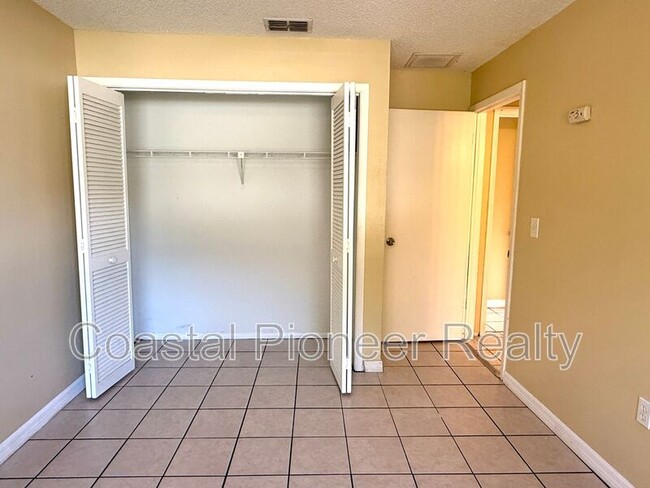 Building Photo - 6063 Shingler Ave