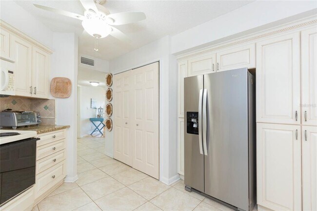 Building Photo - 6080 Bahia Del Mar Cir N