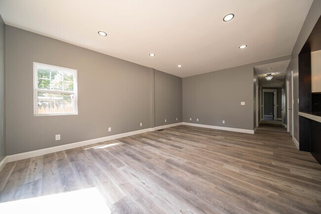 Building Photo - 817 W 5th St