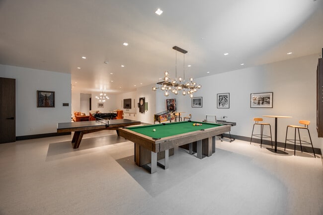 Building Photo - 1411 Crystal Lake Rd