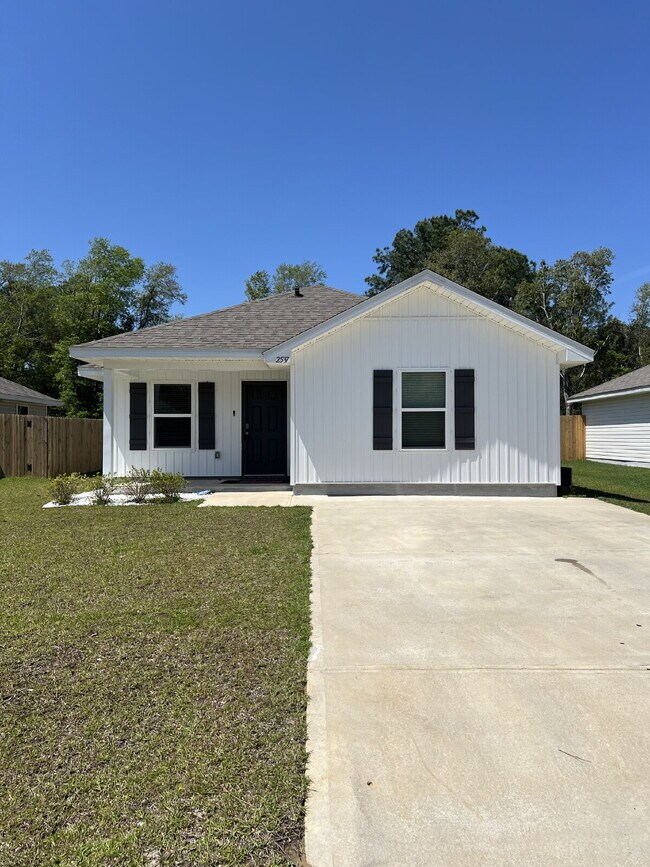 Building Photo - Charming 2-Bed Home in Cantonment - Cozy Retreat!
