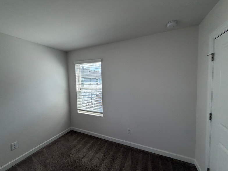 Building Photo - Room in Townhome on Tears Ln
