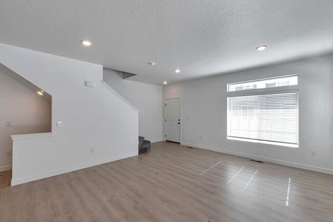 Building Photo - Lehi Row End Townhouse w 2 car attached garage!