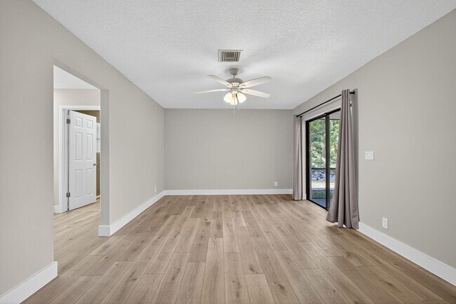 Building Photo - 1202 Essex Dr