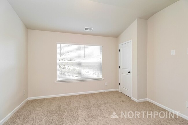 Building Photo - Beautiful 3BR 3.5BA Townhome w/ Full Appliance Kitchen Garage Parking in University