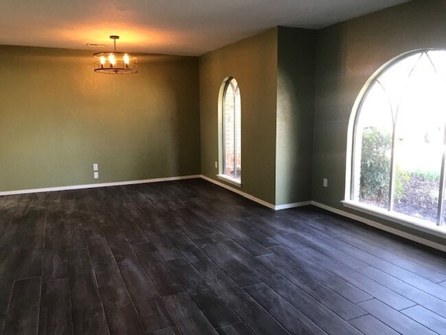 Building Photo - Newly Updated - Granite Counters - 4 Bd/3 Ba - Spacious