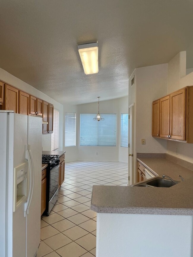 Building Photo - Large 3 Bedroom! Master Bedroom w/ Sitting Room!