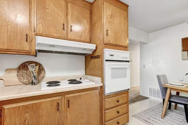 Building Photo - Classic Davis Manor Ranch — 3 Bed, 2 Bath with Covered Patio and Large Yard