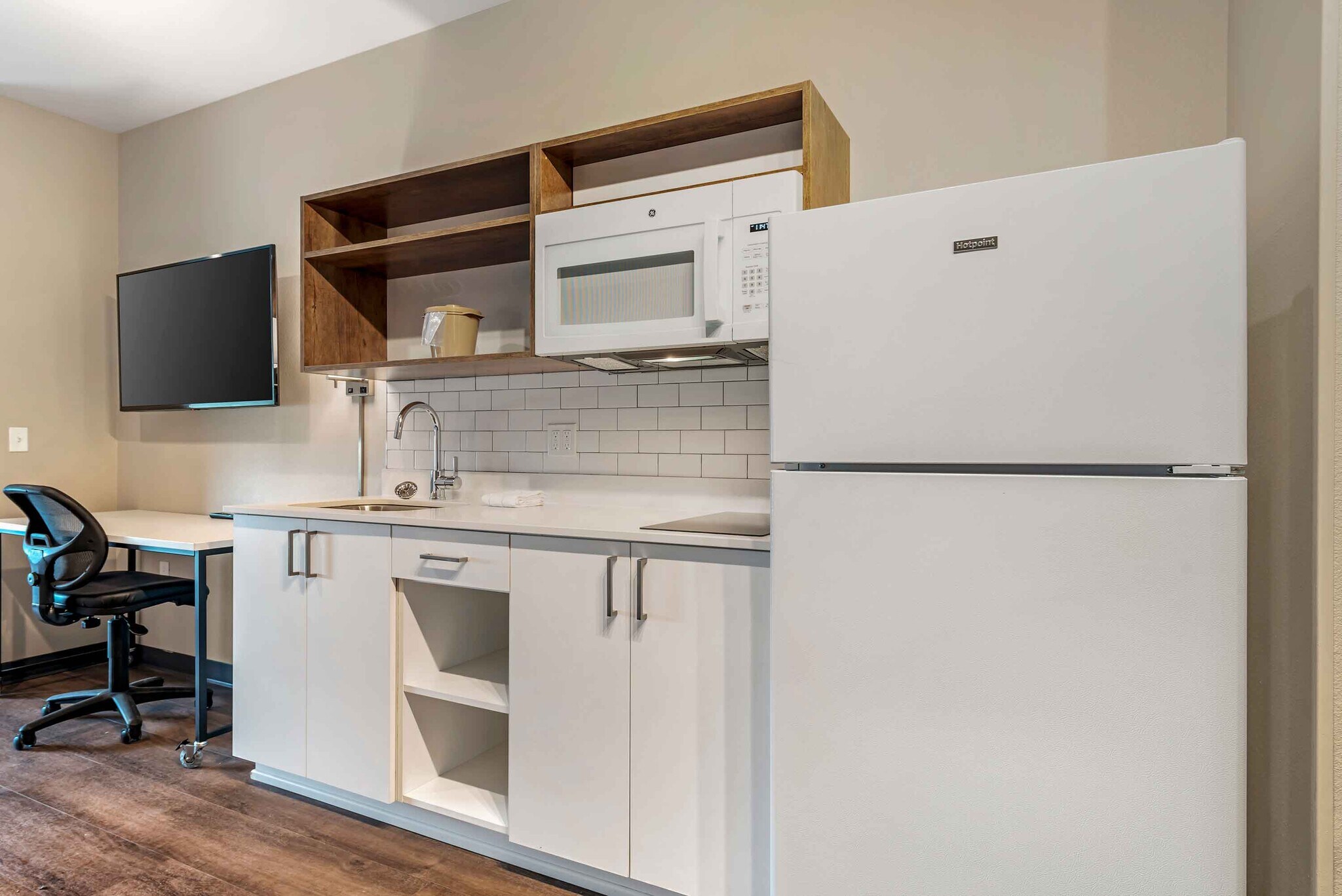 Building Photo - Furnished Studio-Phoenix - Chandler - Airport