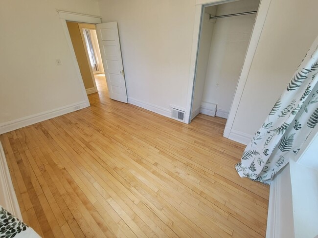 Building Photo - AVAILABLE October 1st! - 3 BED 1 BATH Home!