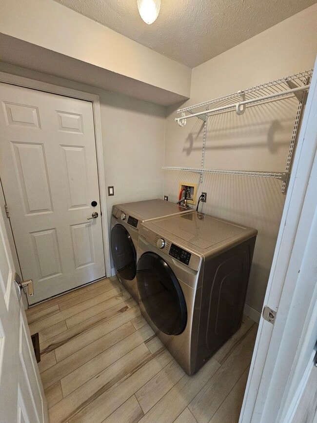Building Photo - 3 bed, 2 bath, Mishawaka