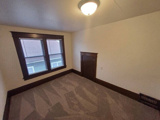 Building Photo - 373 Ahnaip Street