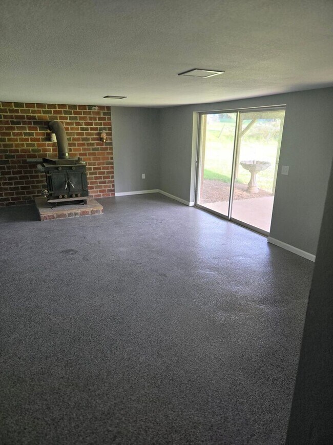 Building Photo - Charming 3-Bedroom Brick Home in Town – Newly Remodeled!