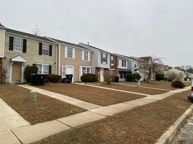 Building Photo - 52 Victoria Manor