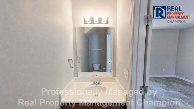 Building Photo - 3 BD/1.5 BA Home with Fresh Paint and New Carpet!