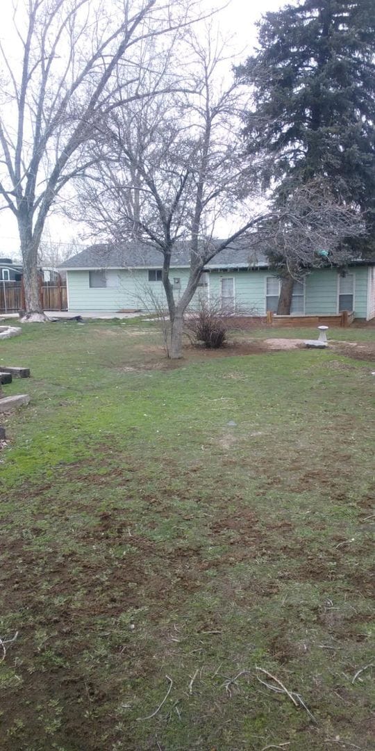 Building Photo - Charming 3 Bedroom Home