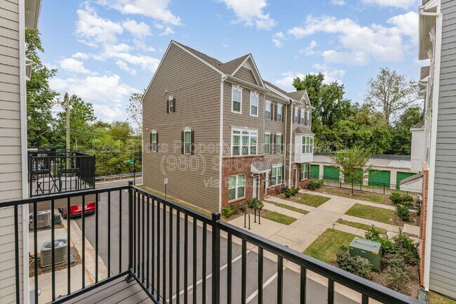 Building Photo - 6122 Cleburne Ct