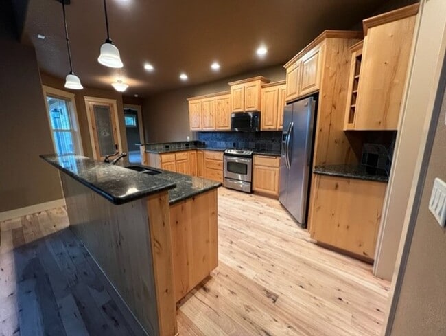 Building Photo - Craftsman home with many upgrades & RV Parking