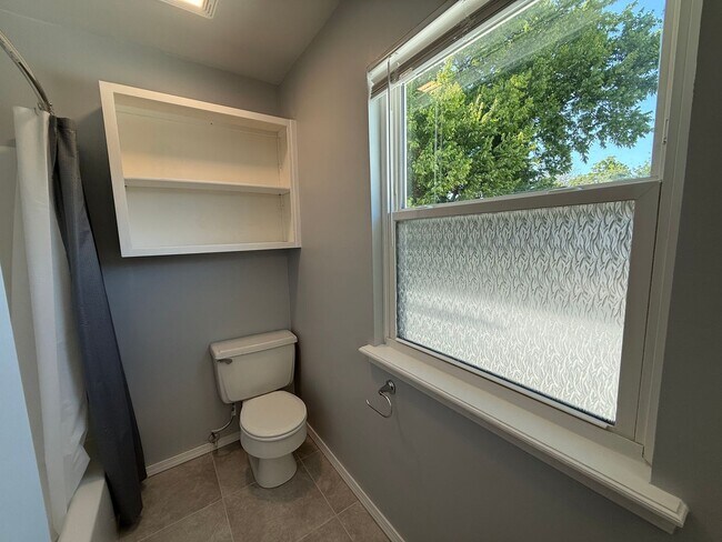 Building Photo - Nice 3 bedroom 2.5 bath near Jenks HS