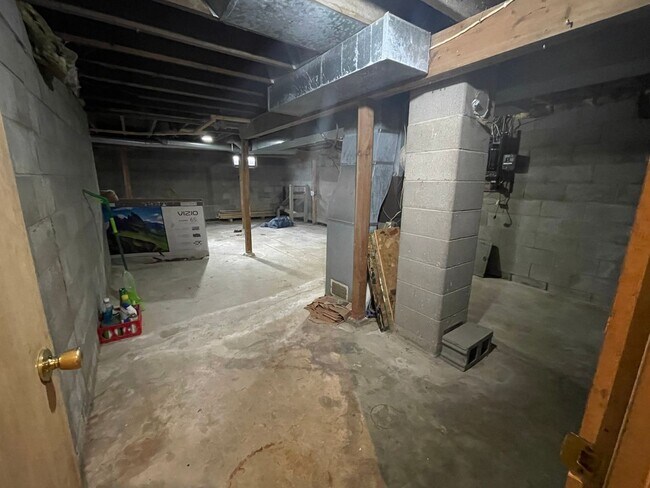 Building Photo - Exit 350 Acreage between Sioux Falls and Mitchell- 4 bedroom house