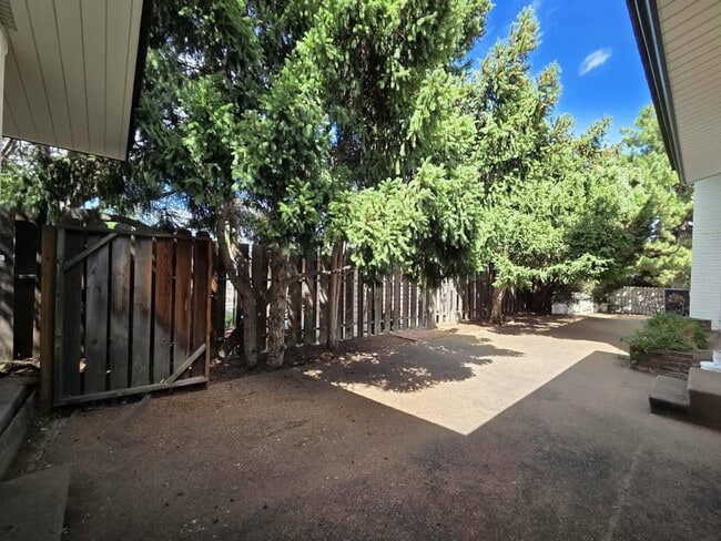 Building Photo - HUGE Number 2 Canyon ~ ~ 4 bedroom, 3 bath...