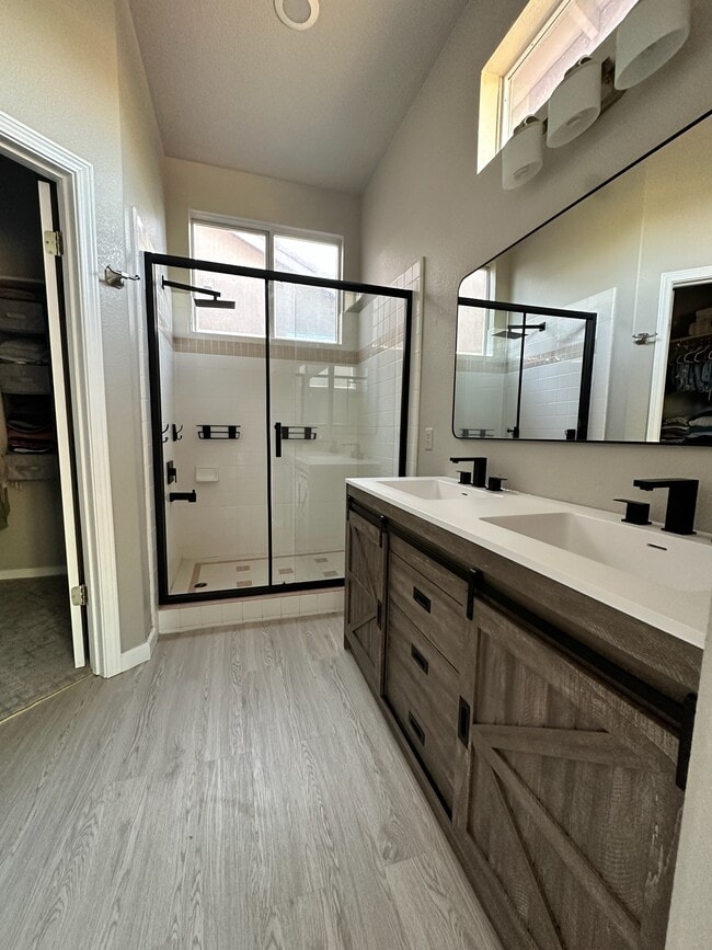 Building Photo - 2556 Du Bois Dr