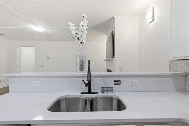 Building Photo - 1076 N Village Dr