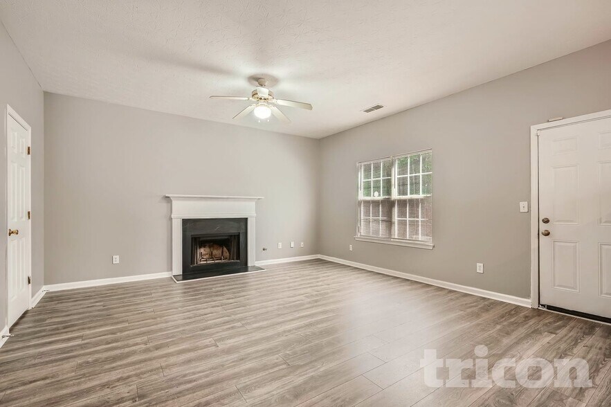 Building Photo - 3250 Diamond Blf