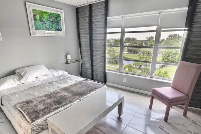 Building Photo - 3050 N Palm Aire Dr