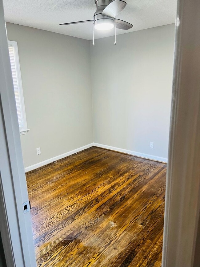 Building Photo - 3 bed, 2 bath ranch home