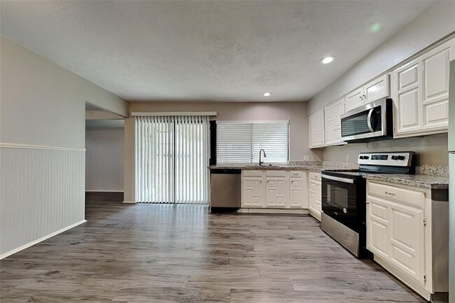 Building Photo - 18311 Navajo Trail Dr