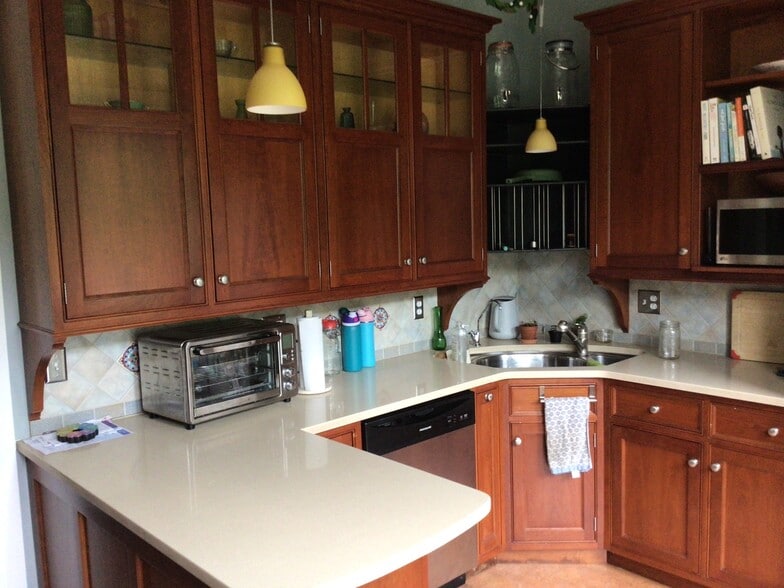 counters - 212 S Albany St